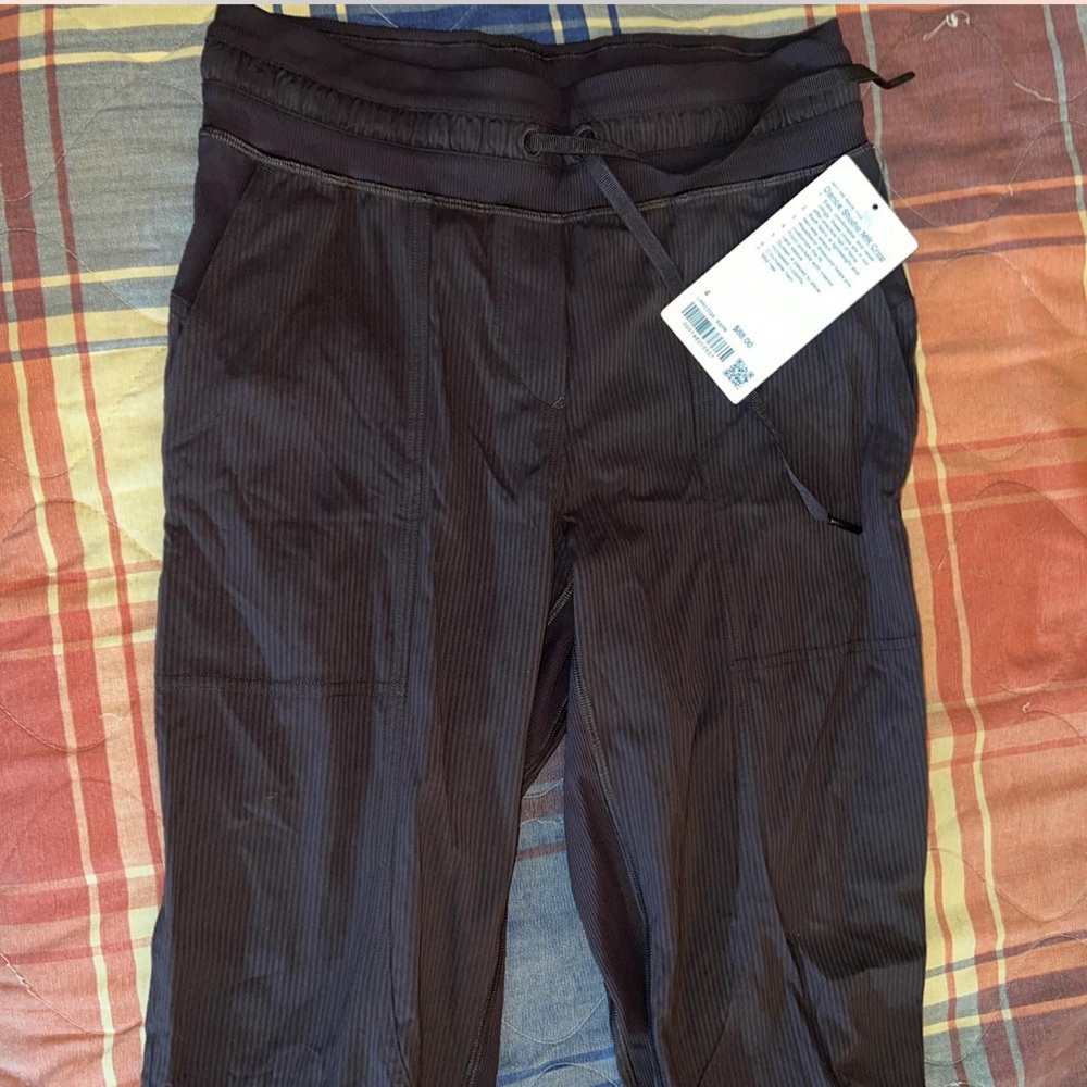 lululemon Women's Black Joggers MR crop
